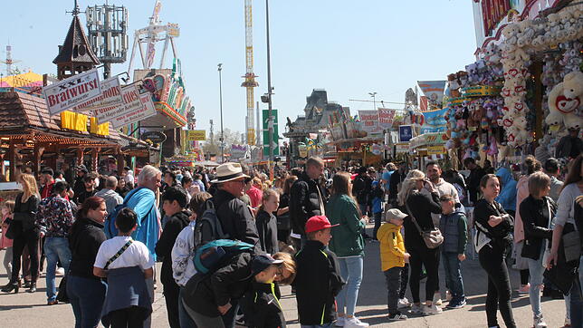 Viele Besucher zieht das 82. Stuttgarter Frühlingsfest an. Nach zwei Jahren coronabedingter Pause kehrte es als ...