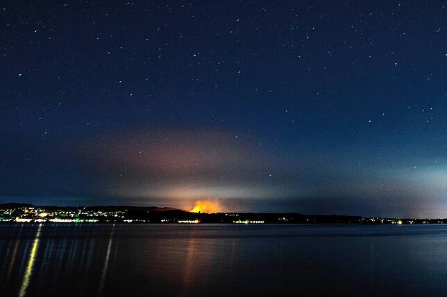 Der Feuerschein war sogar auf der anderen Seeseite noch sichtbar: Die Brände in Markdorf in der Nacht auf Sonntag, vom Strandbad Hörnle ...