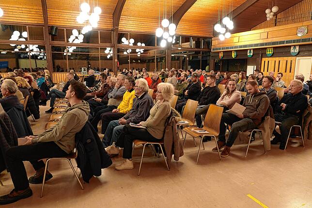 Rund 150 Personen besuchten die Podiumsdiskussion vom SÜDKURIER-Medienhaus in der Hotzenaldhalle in Görwihl.