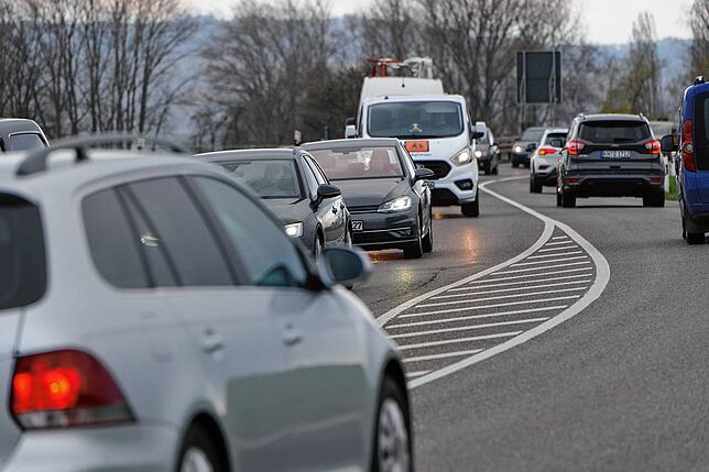 Wie lange noch müssen Autofahrer und Anwohner das ertragen? Auf der B33 bei Hegne staut sich es regelmäßig, und die Straßenführung ist ...