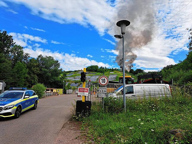 Bild 18: Wehr: Feuer auf der Mülldeponie - Bilder des Einsatzes auf dem Lachengraben