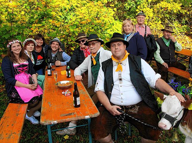 Bild 20: Dirndl und Lederhosen bestimmten das Bild beim Bräunlinger Almabtrieb