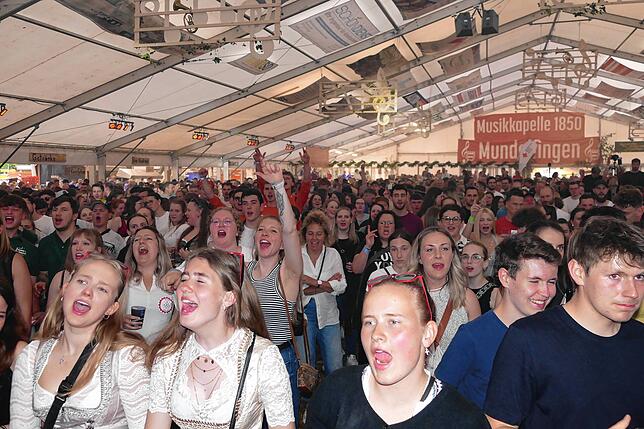 Bild 5: 3000 Gäste in Trance – Auftritte der Brotäne Herdepfl und Stubete Gäng bringen Festzelt zum Beben