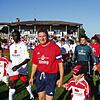 Abschied einer Baaremer Fußball-Legende. Günter Limberger (Mitte) läuft letztmals als Kapitän des FVD auf den Platz. Der Bundesligist SC ...
