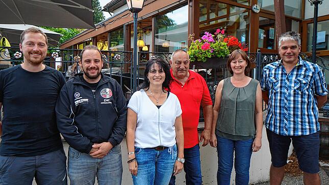 Wahlen beim EHC Herrischried (von links): Beisitzer Tobias Huber und Ricky Schneider (neu), Jugendleiterin Martina Rueß, Vorsitzender ...