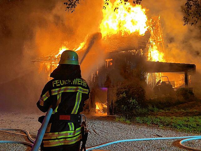 Obwohl die Feuerwehr in der Nacht auf den 22. Mai bereits wenige Minuten nach der Alarmierung vor Ort war, konnte sie die dreistöckige ...