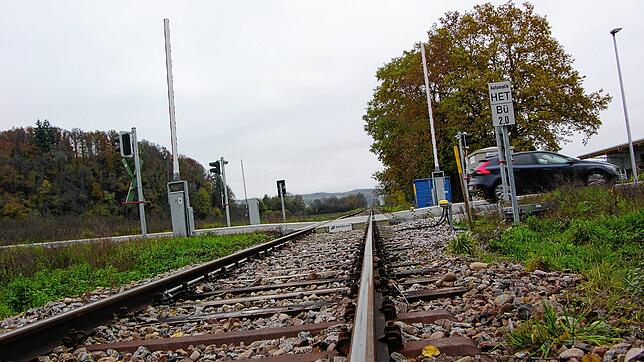 Werktags wieder für den Schüler- und Berufsverkehr reaktiviert ist die Wutachtalbahn zwischen Lauchringen und Stühlingen, hier ein ...