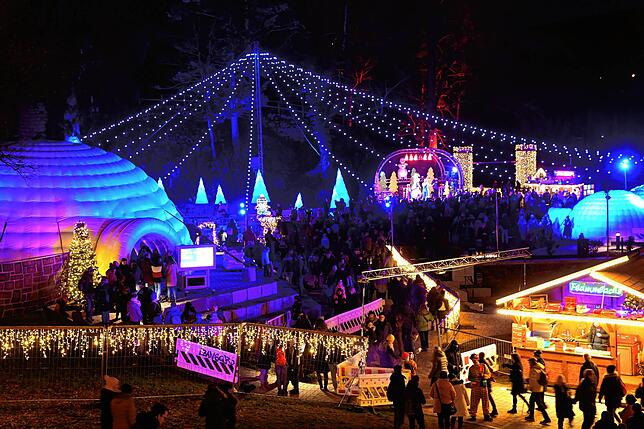 Mit Einbruch der Dunkelheit entfaltet der Triberger Weihnachtszauber seine ganze Lichterpracht.