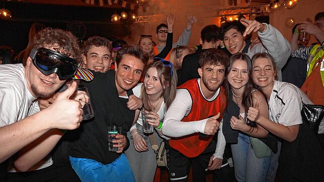 Ausgelassen feierten die vielen Besucher beim Eröffnungsball der Bärenzunft Bermatingen. Das Dorfgemeinschaftshaus war proppenvoll.