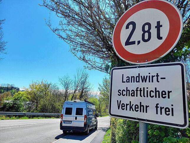 Das Wohnmobil im Hintergrund hat ein zulässiges Gesamtgewicht von 3,5 Tonnen. Es steht an der Einfahrt zum Camping Wirthshof, hätte ...