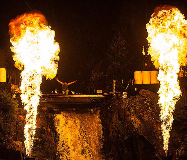 Groß, heiß, spektakulär: die tägliche Feuershow auf den Wasserfällen.