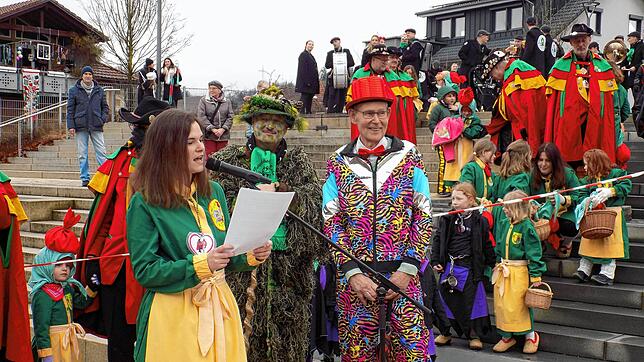Zeremonienmeisterin Nina Karle (von links) der abgesetzte Bürgermeister Adrian Schmidle und Altbürgermeister Michael Schöke.