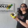 Sie sind wieder glücklich vereint: die Schildkröte Xantipe und ihre 28-jährige Besitzerin.
