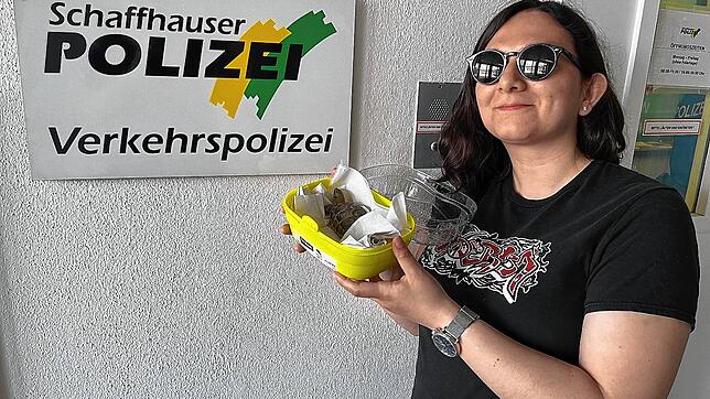 Sie sind wieder glücklich vereint: die Schildkröte Xantipe und ihre 28-jährige Besitzerin.