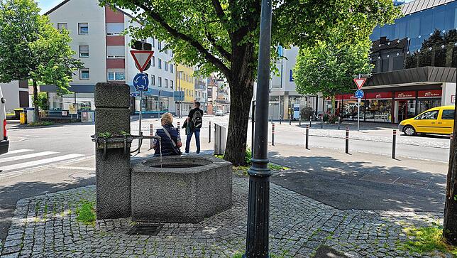Der schattige Platz lädt beim Hofener Brunnen lädt zu einer kleinen Verschnaufpause ein.
