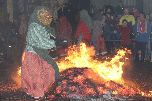 Bild 7: Oje die Fasnet hat ein Loch: Bilder von der Hexenverbrennung in Pfullendorf