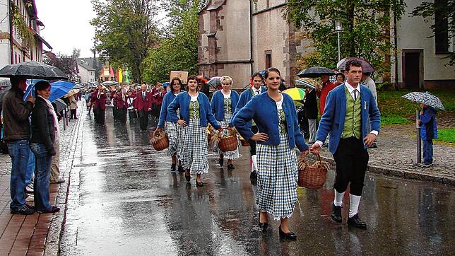 Der Umzug anlässlich des Kreiserntedankfestes im Jahr 2006 in Mönchweiler wird von der örtlichen Landjugendgruppe angeführt. Trotz ...