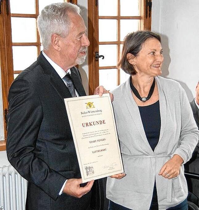 Ein Blick zurück ins Jahr 2013: Der damalige Tengener Bürgermeister Helmut Groß und Regierungspräsidentin Bärbel Schäfer mit der ...