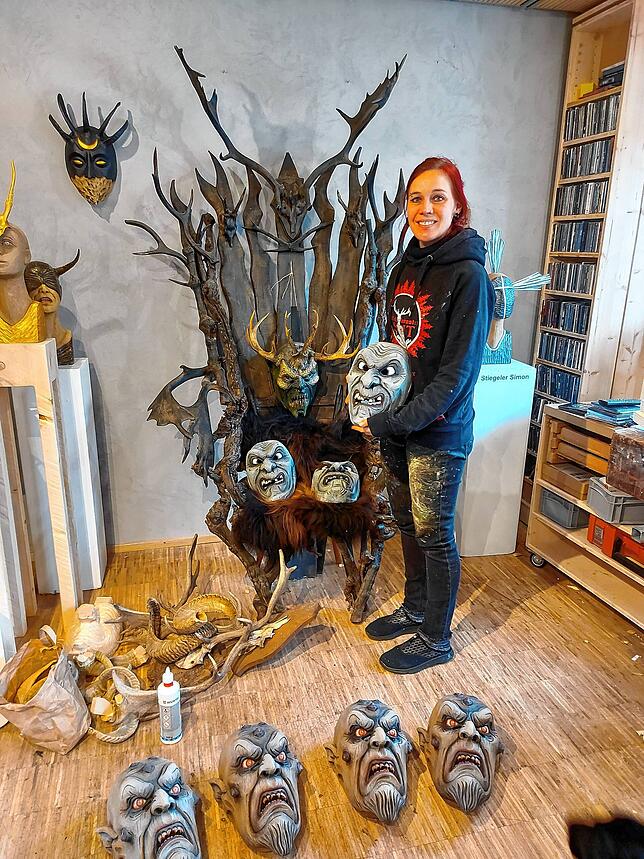 Die Maske der Hohenlupfenwächter erhält in der Holzbildhauer-Werkstatt von Simon und Liliane Stiegeler (hier im Bild) den letzten ...