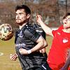 Patrick Lauble (FC Königsfeld, rechts) schoss im Lokalderby gegen den FC Pfaffenweiler (Marc Baumhäckel) zwei Tore. Die Parte endete 4:0 ...