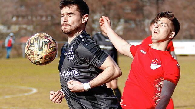 Patrick Lauble (FC Königsfeld, rechts) schoss im Lokalderby gegen den FC Pfaffenweiler (Marc Baumhäckel) zwei Tore. Die Parte endete 4:0 ...