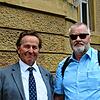 Anwalt Joachim Cäsar-Preller (links) mit seinem Mandanten Dietmar S., der das Pharmaunternehmen Biontech für seinen Augenschaden ...