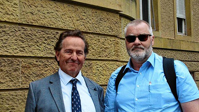 Anwalt Joachim Cäsar-Preller (links) mit seinem Mandanten Dietmar S., der das Pharmaunternehmen Biontech für seinen Augenschaden ...
