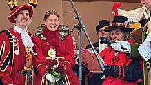 Ohne den Segen von Alt-Hexe Anneliese (rechts) geht in Immenstaad nichts: Sie ist die Erste, die Prinz Alex I und ihrer Lieblichkeit ...