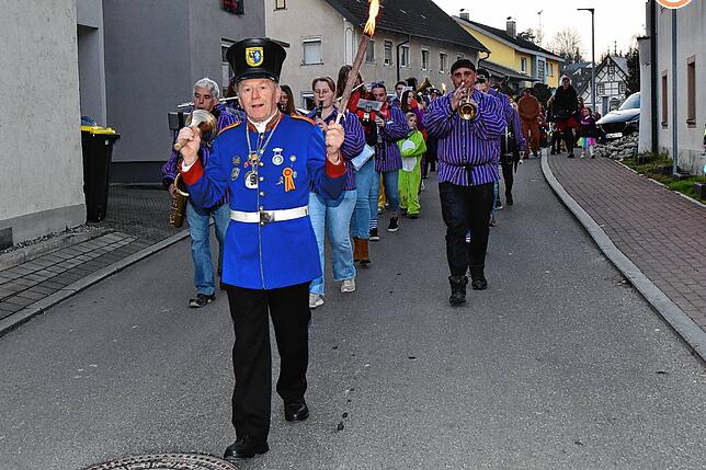 Bild 12: Narren feiern Rosenmontag mit Kindernachmittag und Fackelzug