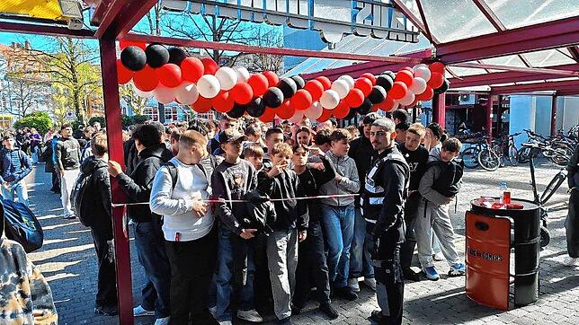 Bild 8: Hunderte Konstanzer warten auf den 1-Cent-Döner: Unglaubliche Szenen in Bildern festgehalten