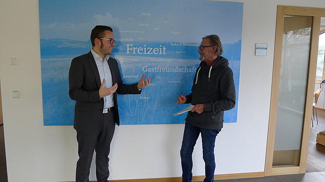 Freizeit und Gastfreundschaft sind unter anderem Trumpf im Deggenhausertal: Bürgermeister Fabian Meschenmoser (links) und ...