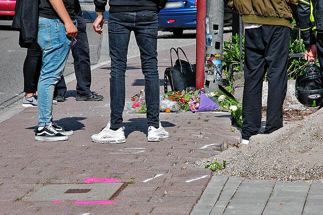 An dieser Stelle am Benediktinerring verunglückte im Juni 2018 ein 18-Jähriger Motorradfahrer. Seine Freunde trauerten um ihn.