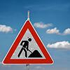 Ein Schild weist auf eine Baustelle hin. Auf der B31 sind ab Ende März bis voraussichtlich Anfang Juni Asphaltarbeiten im Gange. ...