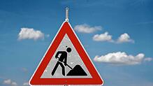 Ein Schild weist auf eine Baustelle hin. Auf der B31 sind ab Ende März bis voraussichtlich Anfang Juni Asphaltarbeiten im Gange. ...