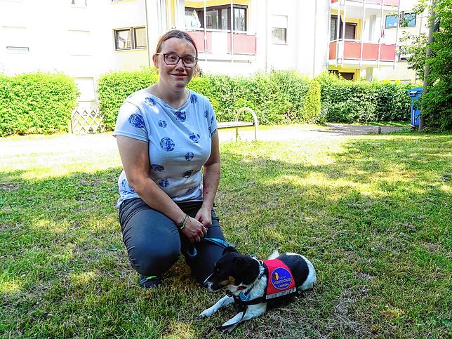 Laura Schillfahrt mit ihrer Assistenzhündin Danna.