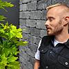 Der Mooser Musiker und Immobilienmakler Sebastian Hirsch stürmte unter dem Künstlernamen Christ. mit seinem Song Change die ...