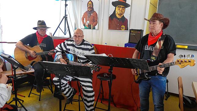 Mit einem mitreißenden Gitarrenblues antwortet der Verurteilte Gerhard Scherer mit seinen Alsaba-Musikerkollegen Helmut Eck (links) und ...
