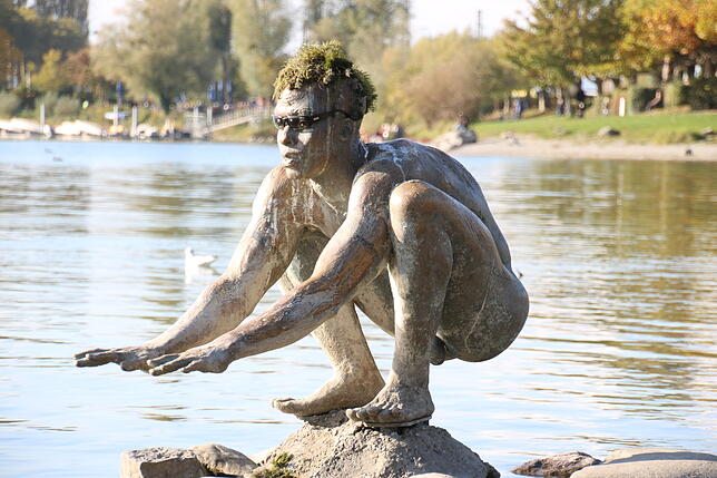 Mit Seegras-Haaren und Sonnenbrille: So kam El Nino schon einmal im Sommer daher.