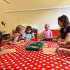 Im Villinger Kindergarten Maria Frieden spielt die Leiterin Jasmin Mauch mit den Kindergartenkindern. Das Archivbild wurde im August ...