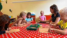Im Villinger Kindergarten Maria Frieden spielt die Leiterin Jasmin Mauch mit den Kindergartenkindern. Das Archivbild wurde im August ...
