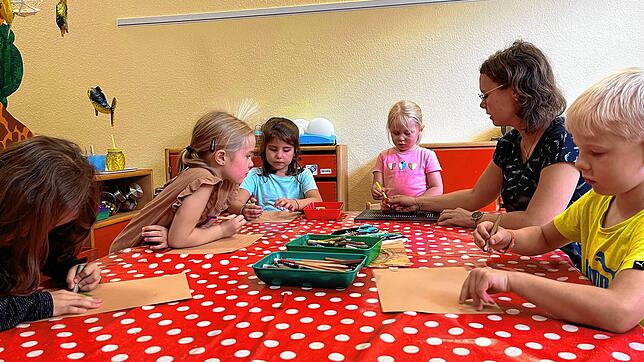 Im Villinger Kindergarten Maria Frieden spielt die Leiterin Jasmin Mauch mit den Kindergartenkindern. Das Archivbild wurde im August ...