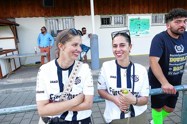 Bild 6: Bezirksligameister SV Aasen gewinnt zum Rundenabschluss mit 7:1 und feiert ausgelassen den Aufstieg