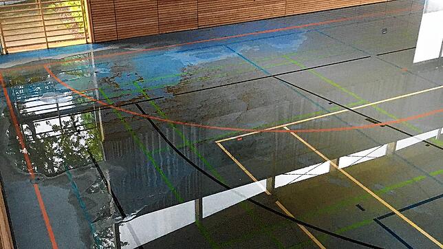 Wasserschaden in der Turn- und Festhalle Weigheim: Die im Juni 2024 entstandenen Schäden belaufen sich auf gut zwei Millionen Euro.