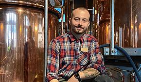 German Kustov ist der Brauer im Brauhaus Joh. Albrecht in Konstanz. Er genießt es, Kreativität in den Prozess einfließen zu lassen.
