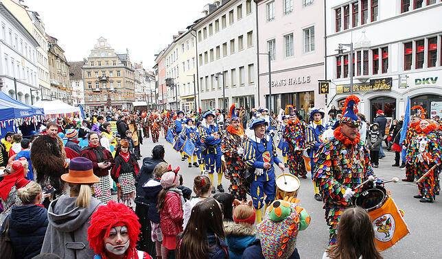 10.20 Uhr: Die Freien Blätz marschieren gemeinsam mit der Europa-Fanfare aus Karlsruhe auf die Marktstätte. Sie sind die ersten ...