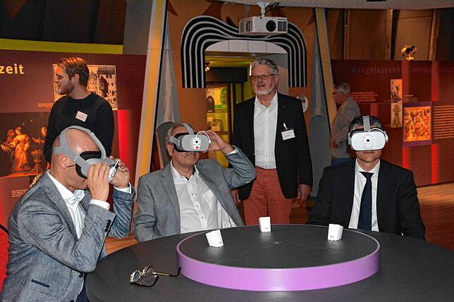 Im Narrenschopf testen Gäste die VR-Brillen (von links): Ulrich Lössl, Walter Klumpp und der Bundestagsabgeordnete Thorsten Frei.