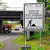 Mit einem großen Schild weisen die Behörden auf den Beginn der Straßenarbeiten am westlichen Ortseingang von Bad Säckingen am 2. Juni hin.
