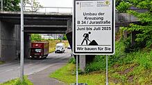 Mit einem großen Schild weisen die Behörden auf den Beginn der Straßenarbeiten am westlichen Ortseingang von Bad Säckingen am 2. Juni hin.