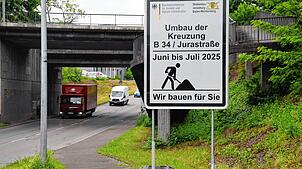 Mit einem großen Schild weisen die Behörden auf den Beginn der Straßenarbeiten am westlichen Ortseingang von Bad Säckingen am 2. Juni hin.