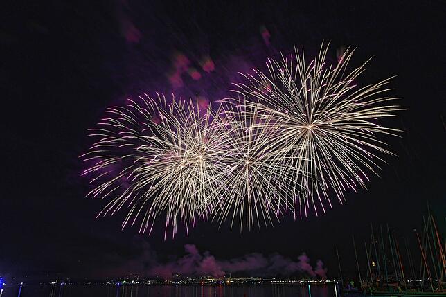 Bild 16: Es knallt beim Seenachtfest 2025! Das Feuerwerk über dem Bodensee lädt zum Staunen ein